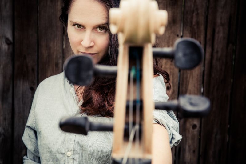 Fatima Dunn mit Birds and Bones
