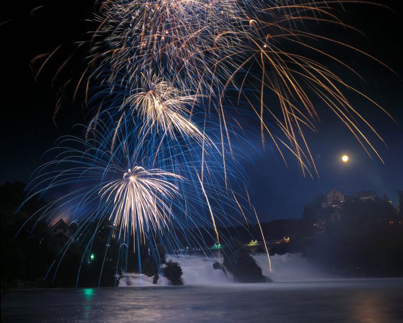 Grosses Rheinfall-Feuerwerk