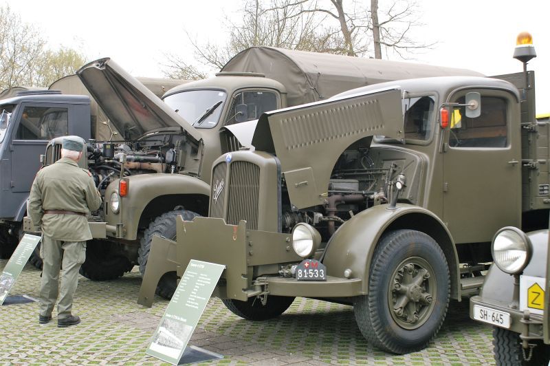 Das Museum im Zeughaus besucht Thayngen: Motorfahrzeugkorso über den Reiat