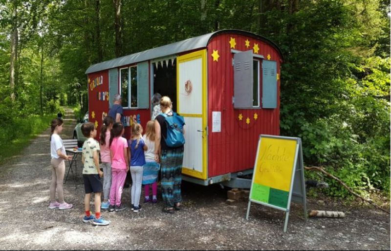 Märchen und Geschichten im kühlen Sommerwald