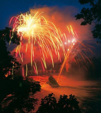 Grosses Rheinfall-Feuerwerk