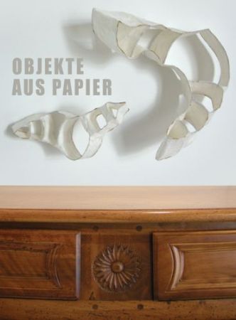 Objekte aus Papier zwischen antiken Möbeln